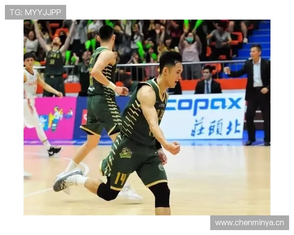 覃海洋比赛结束后坐地上发呆，这么拼的球星私下竟然爱穿拖鞋？